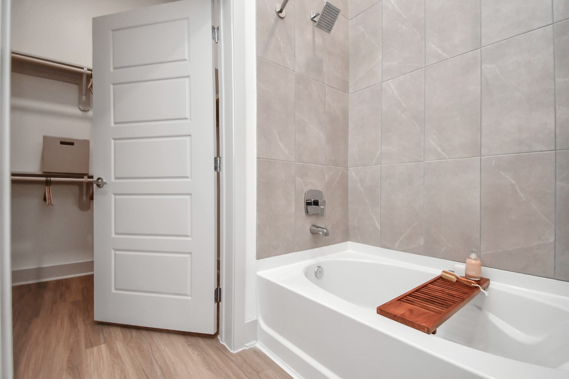 1617 Enid Street, Unit 318 Houston, TX 77009 - Photo 25 of 50 a bathroom with a tub and vanity
