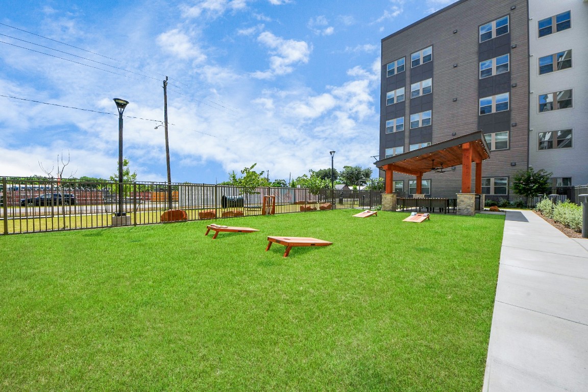 1617 Enid Street, Unit 318 Houston, TX 77009 - Photo 49 of 50 a view of a garden with a large building