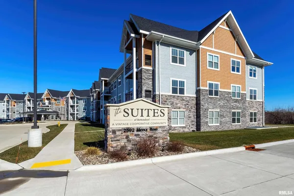 $169,000 | 2592 Middle Road, Unit 318, Bettendorf, IA 52722
