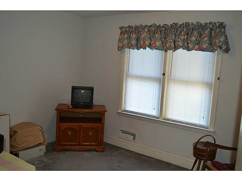 122 Belmont Road Cranston, RI 02910 - Photo 13 of 20 Bedroom. 3rd bedroom