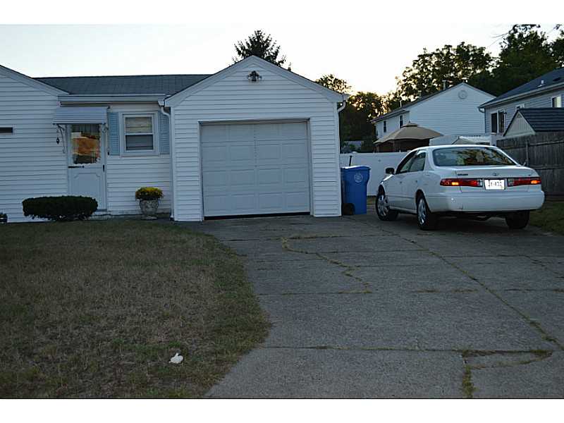 122 Belmont Road Cranston, RI 02910 - Photo 17 of 20 Parking Lot/Garage.
