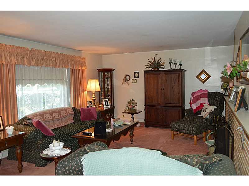122 Belmont Road Cranston, RI 02910 - Photo 4 of 20 Living Room.
