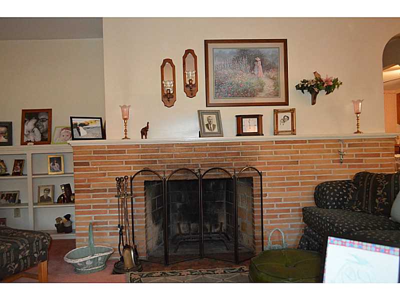 122 Belmont Road Cranston, RI 02910 - Photo 5 of 20 Living Room.