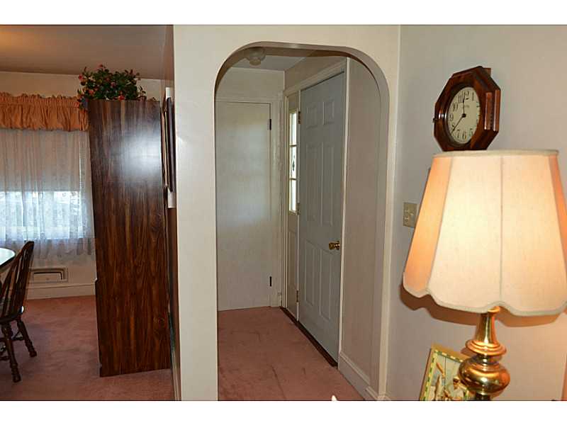122 Belmont Road Cranston, RI 02910 - Photo 6 of 20 Entry.
