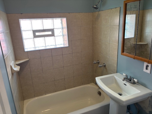 2825 West Lexington Street Chicago, IL 60612 - Photo 32 of 41 a bathroom with a sink and a bathtub