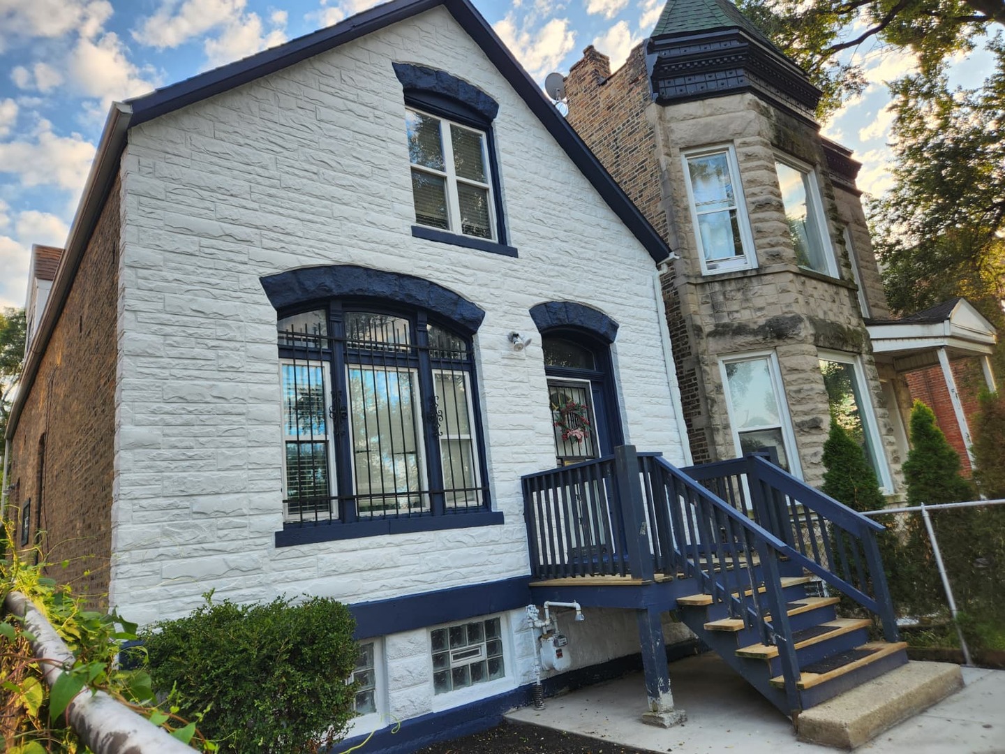 2825 West Lexington Street Chicago, IL 60612 - Photo 4 of 41 a front view of a house with balcony