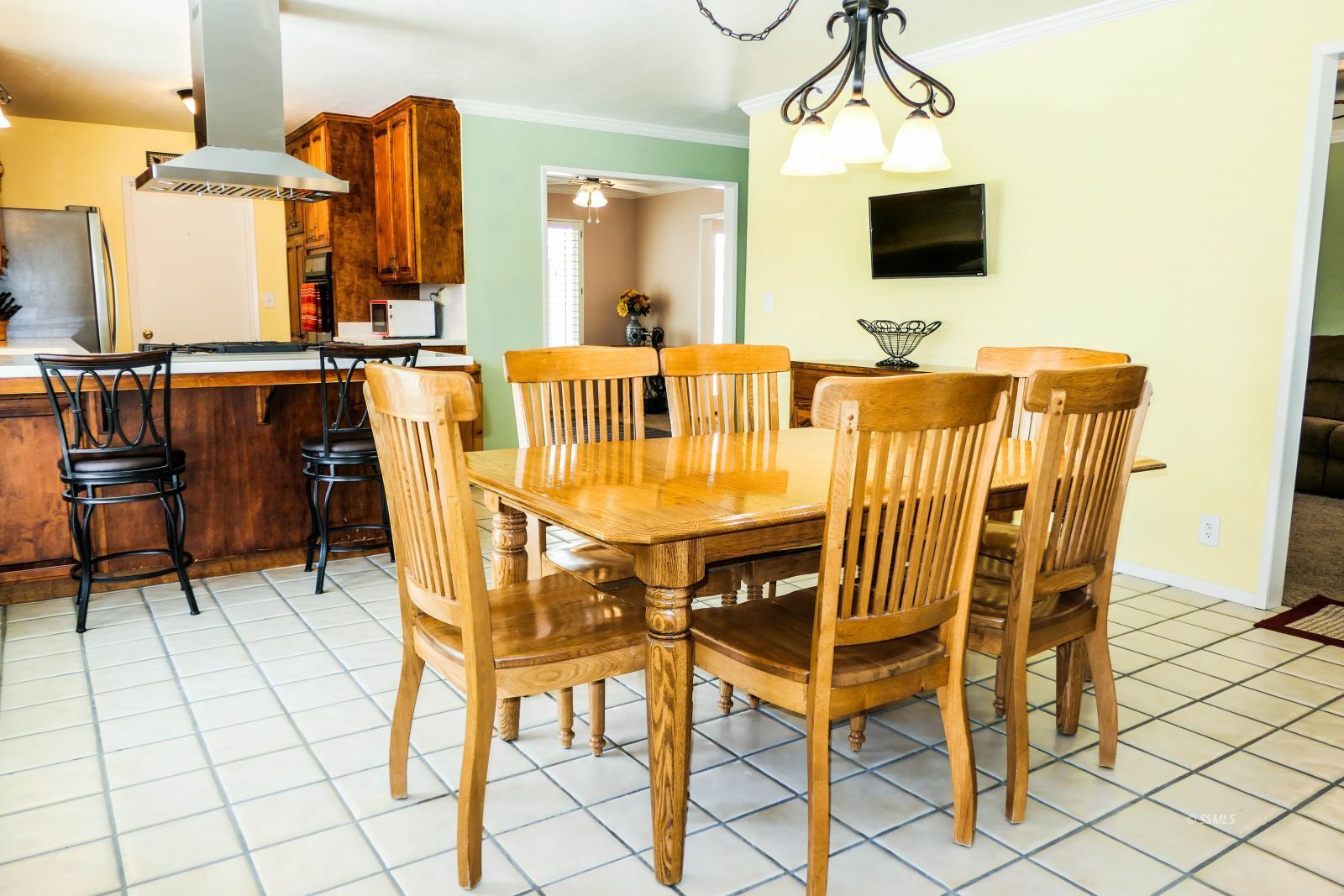 532 West Howell Avenue Ridgecrest, CA 93555 - Photo 17 of 44 a view of a dining room with furniture