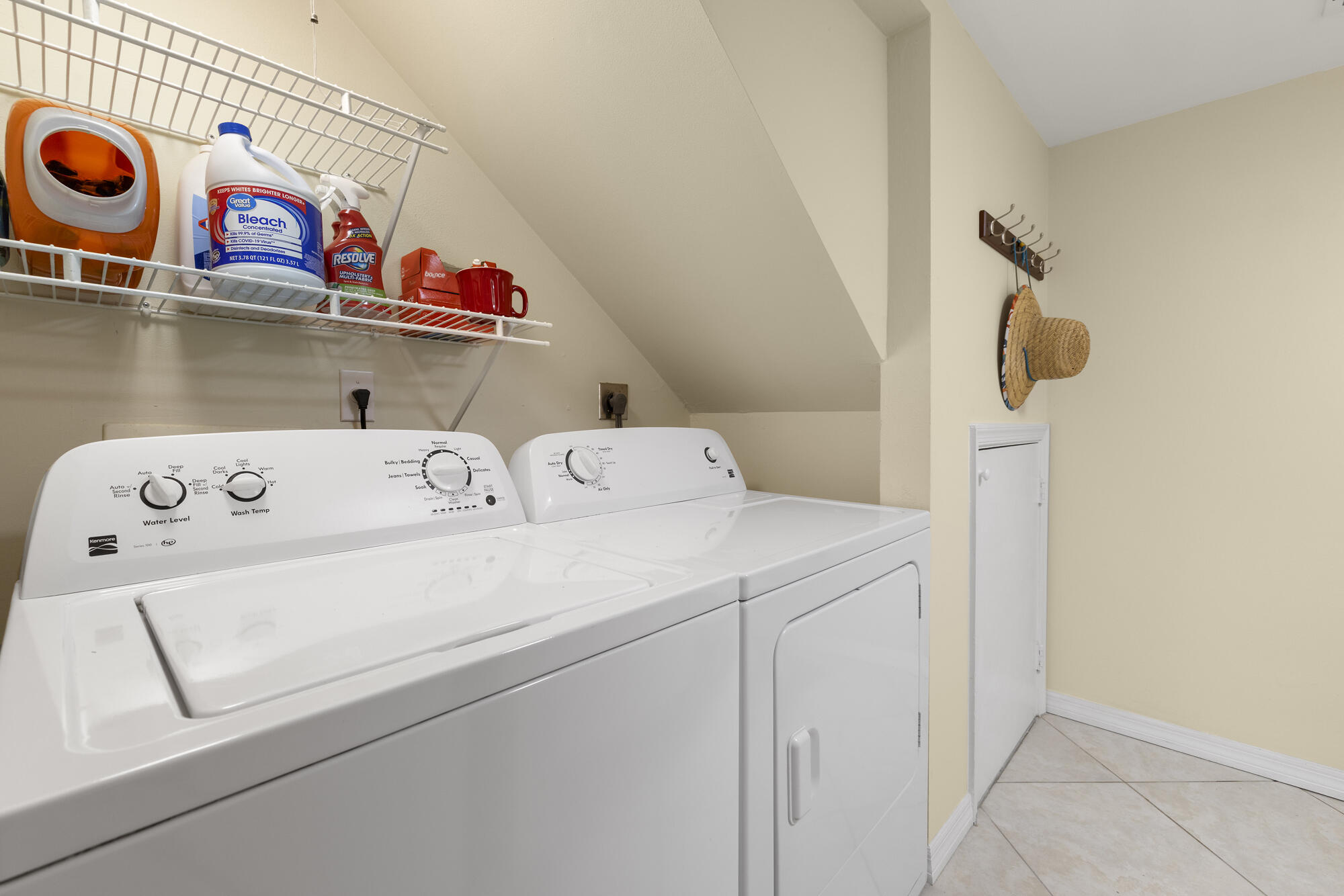 110 North Delaware Boulevard, Unit 18A Jupiter, FL 33458 - Photo 13 of 30 a utility room with dryer and washer