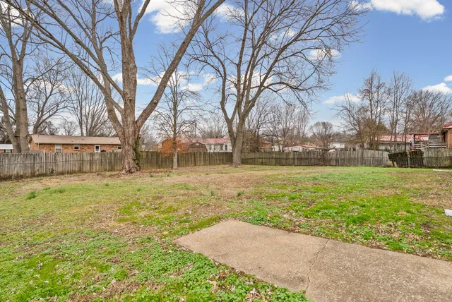 a view of a yard with a house