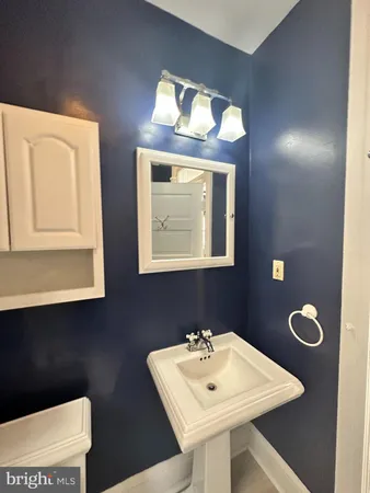 $2,995 | 809 1/2 King Street, Unit 3, Alexandria, VA 22314