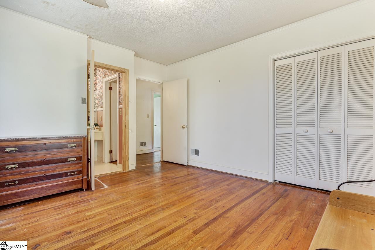 207 Laurel Road Greer, SC 29651 - Photo 24 of 29 Direct access to hall bath