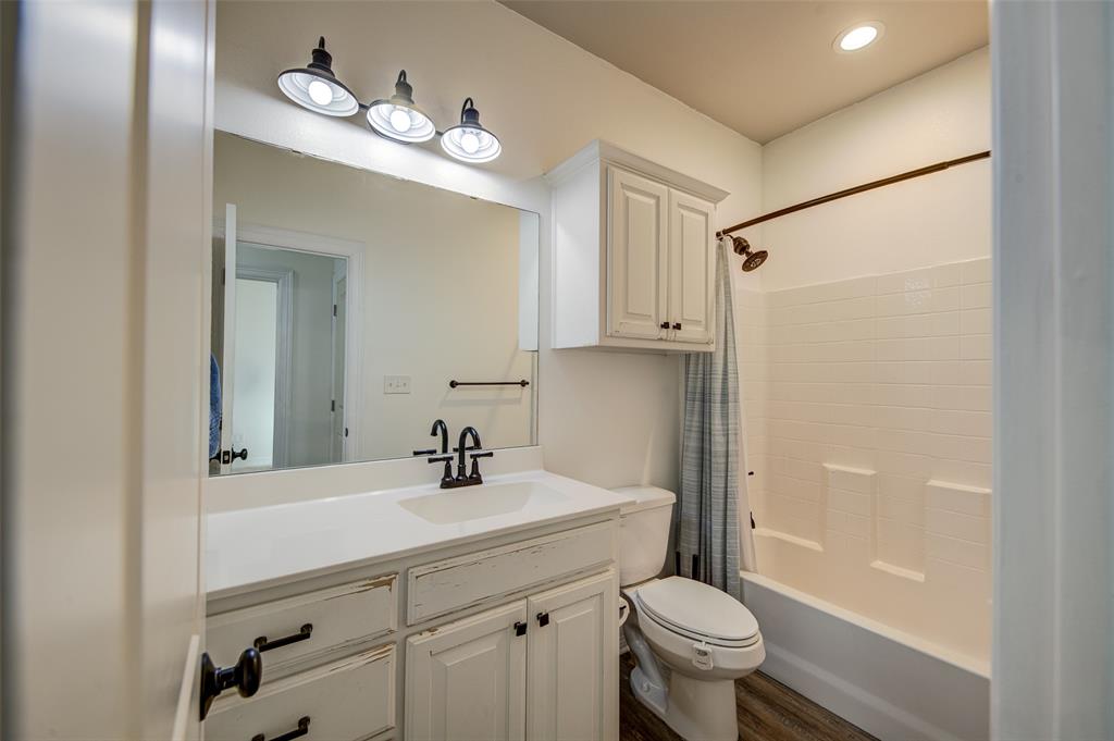 148 County Road 2830 Decatur, TX 76234 - Photo 21 of 38 Guest bath.