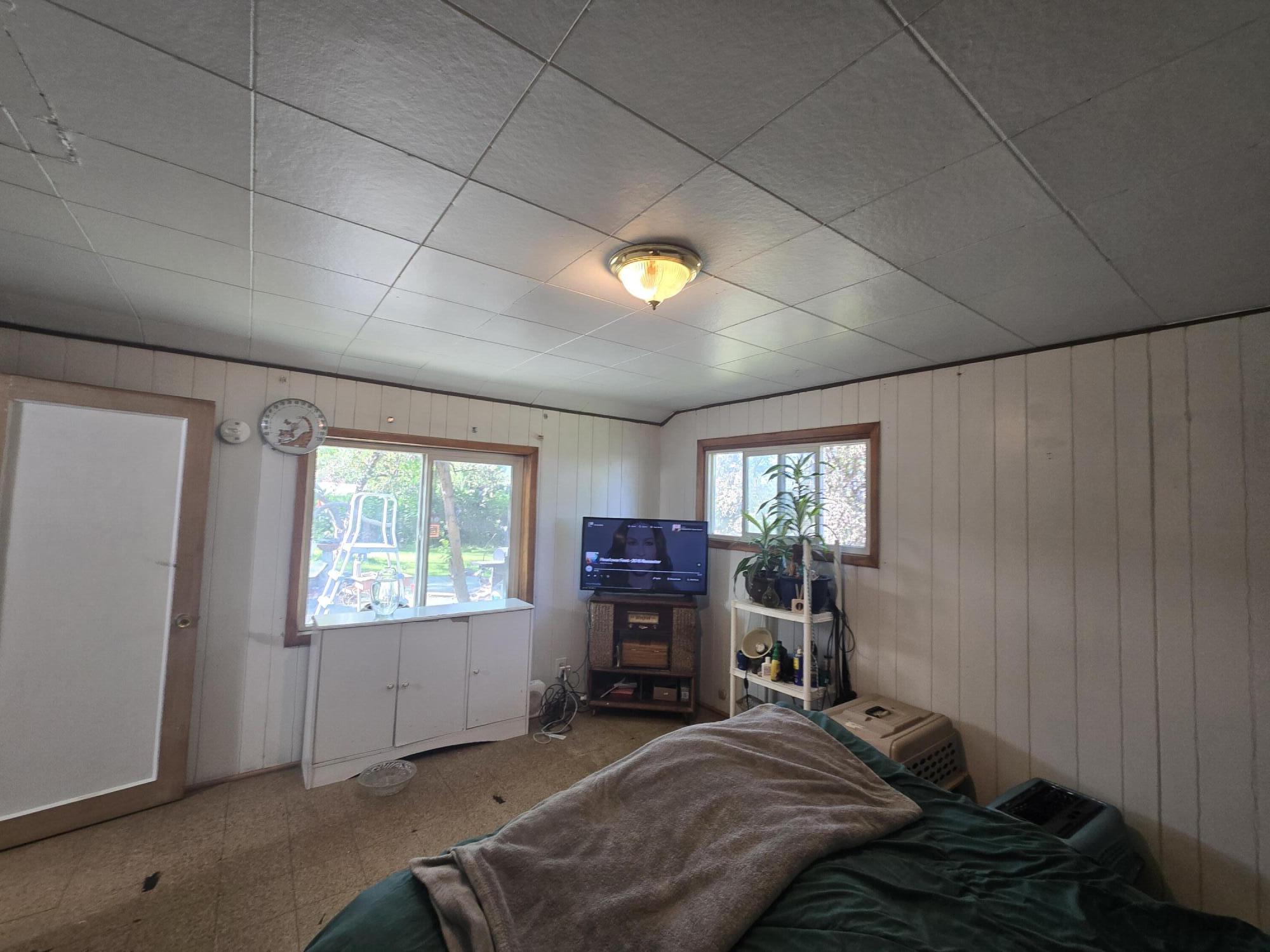 409 East Ash Street Chiloquin, OR 97624 - Photo 7 of 37 a bedroom with furniture and window