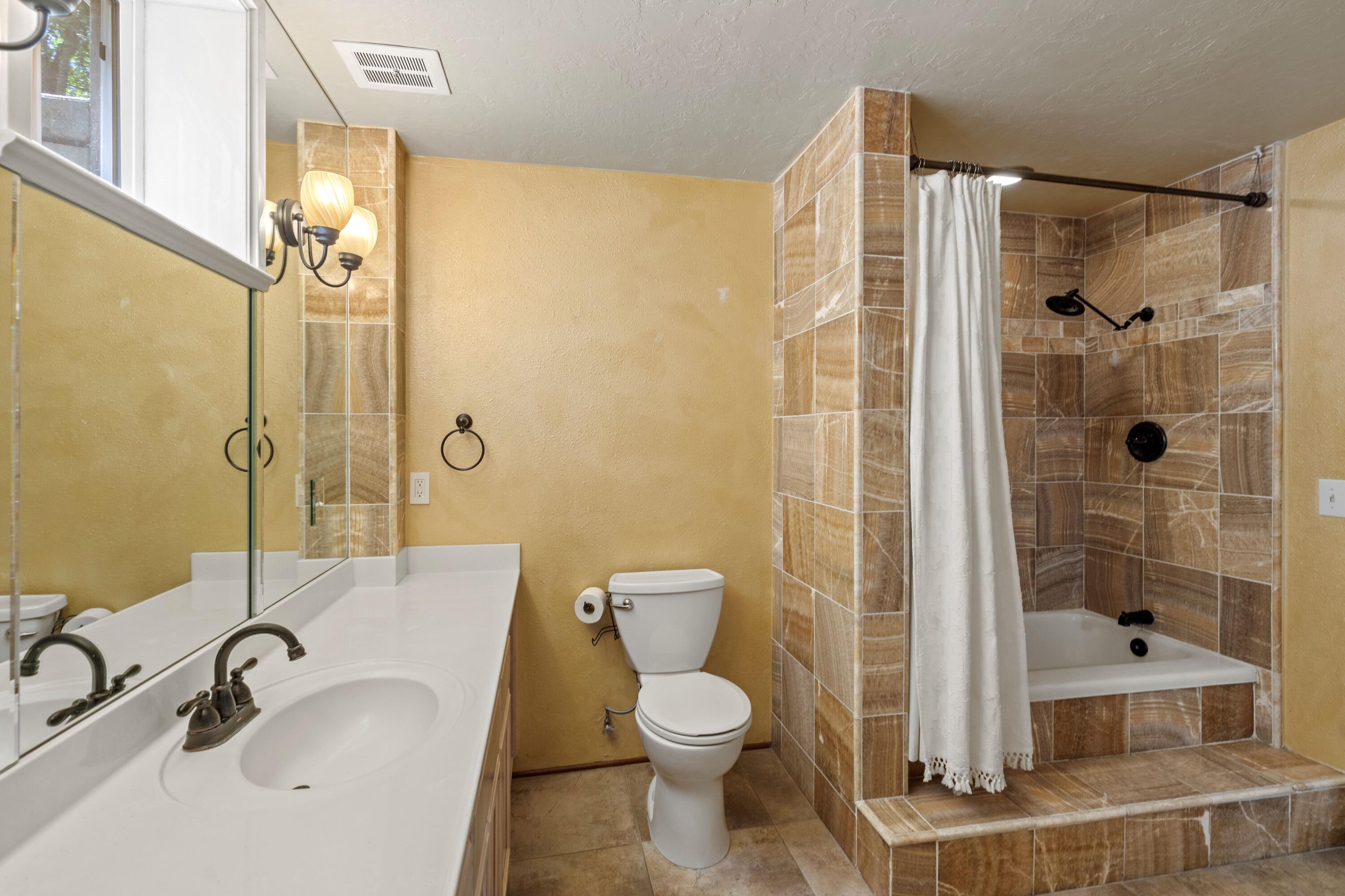 6397 Pioneer Road Medford, OR 97501 - Photo 33 of 44 Guest Bathroom