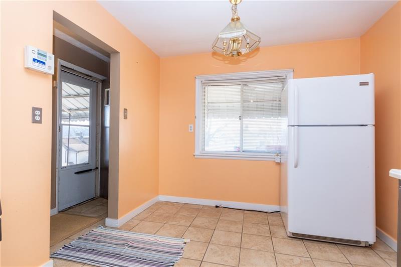519 Chatham Way Rochester, PA 15074 - Photo 4 of 12 Eat-in kitchen