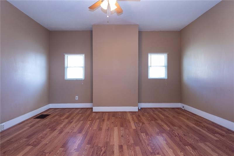 519 Chatham Way Rochester, PA 15074 - Photo 6 of 12 Living Room