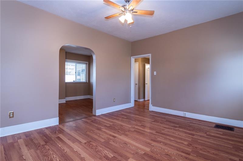 519 Chatham Way Rochester, PA 15074 - Photo 7 of 12 Living Room