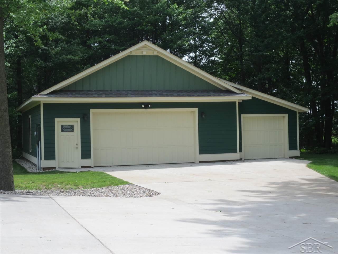 8 Round Lake Road Hemlock, MI 48626 - Photo 3 of 14 31245940-2.JPG