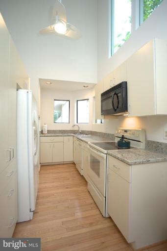 1663 Cedar Hollow Way Reston, VA 20194 - Photo 11 of 25 Kitchen