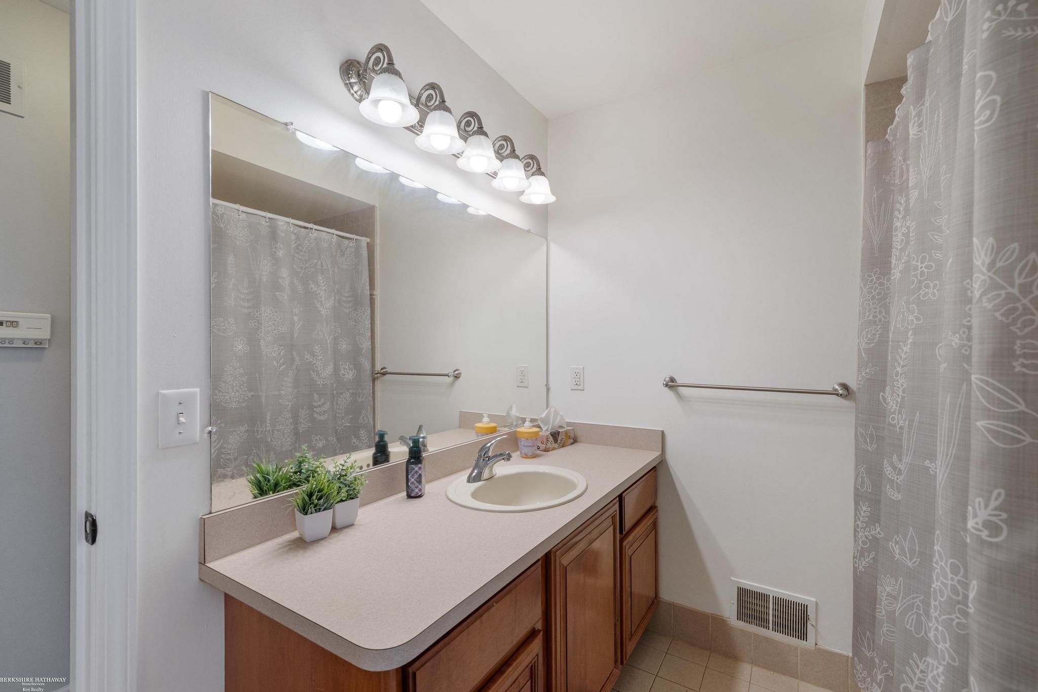 17609 21 Mile Road Macomb, MI 48044 - Photo 21 of 41 50190272-701963a3-cff7-42f3-9b7d-bf91867a9c01.JPG