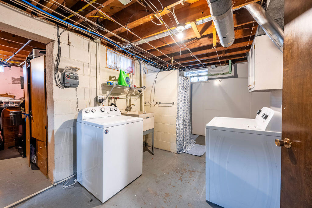 811 Pierce Street Onalaska, WI 54650 - Photo 17 of 22 LAUNDRY ROOM/FULL BATHROOM LOWER