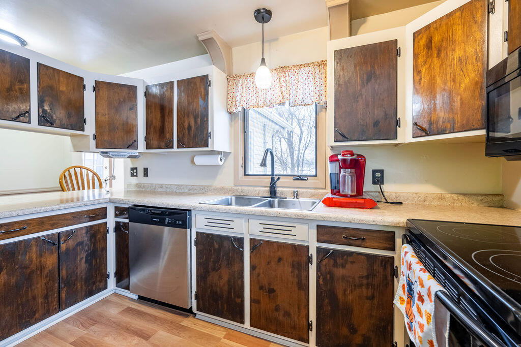 811 Pierce Street Onalaska, WI 54650 - Photo 4 of 22 KITCHEN
