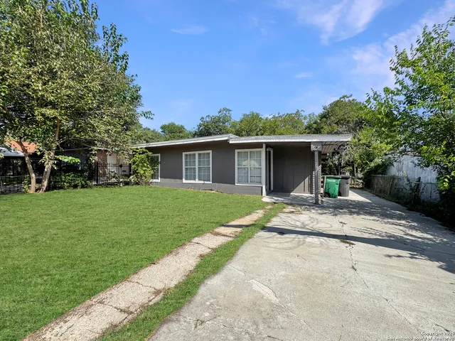 a view of a house with a yard