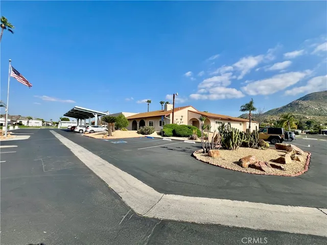 a room with lots of chairs and table