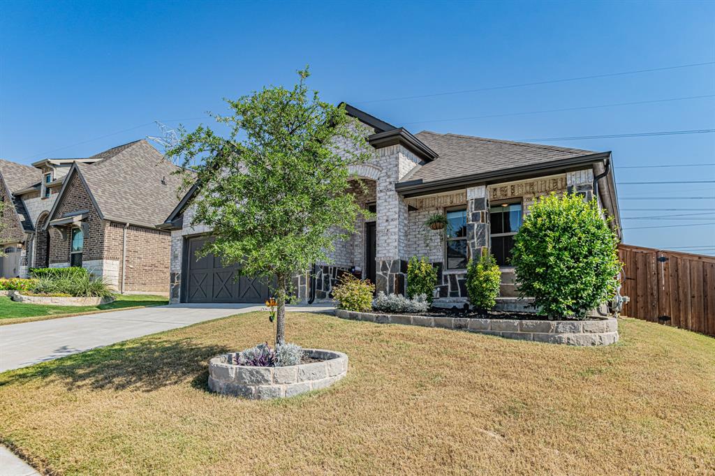 10269 Hanks Creek Road Fort Worth, TX 76126 - Photo 3 of 40 a front view of a house with a yard