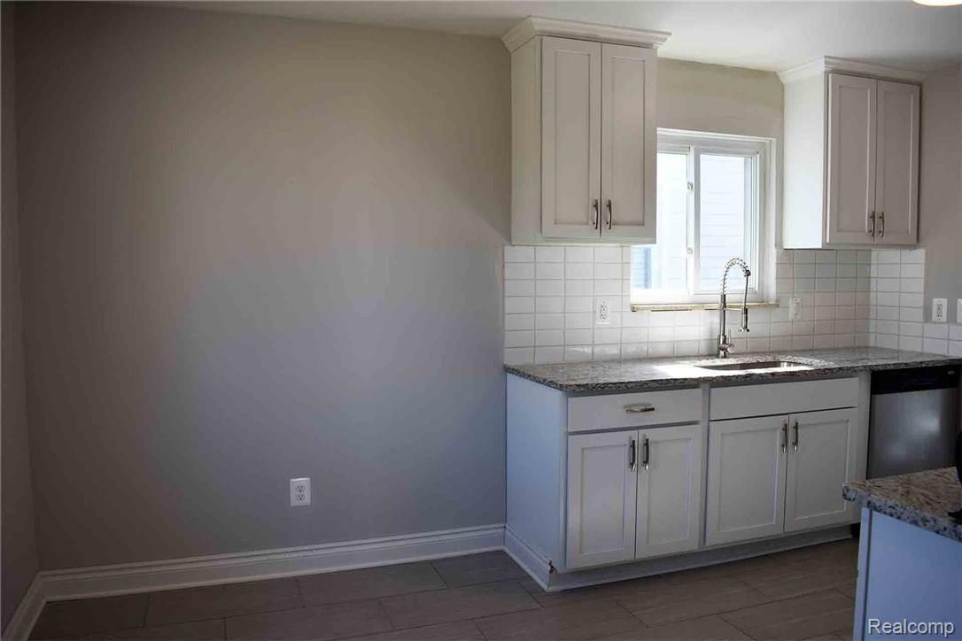 20127 Rensellor Street Livonia, MI 48152 - Photo 7 of 17 Dining-Kitchen-1.jpg