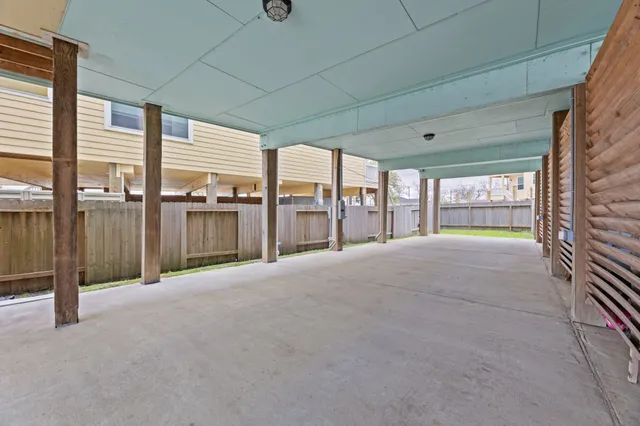 a view of livingroom with furniture