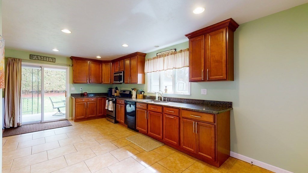 48 Proctor Street Worcester, MA 01606 - Photo 4 of 33 Gallery Image 4