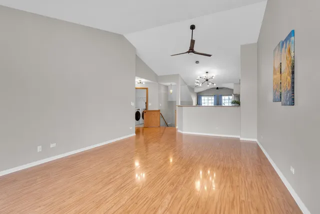 $2,500 | 239 Camel Bend Court, Unit 4, Streamwood, IL 60107