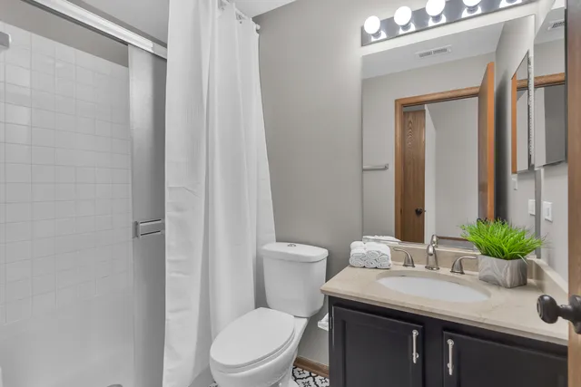 $2,500 | 239 Camel Bend Court, Unit 4, Streamwood, IL 60107