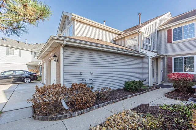 $2,500 | 239 Camel Bend Court, Unit 4, Streamwood, IL 60107