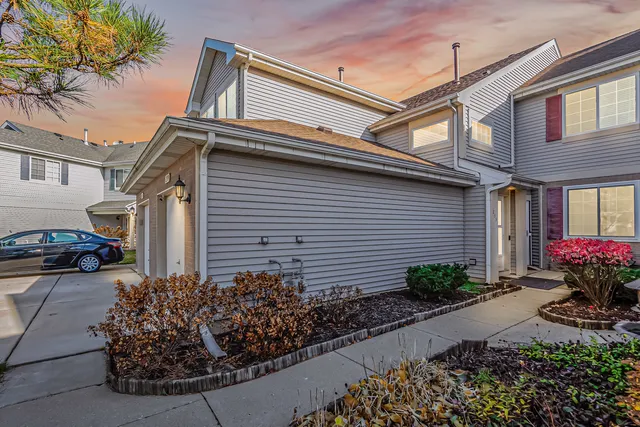 $2,500 | 239 Camel Bend Court, Unit 4, Streamwood, IL 60107