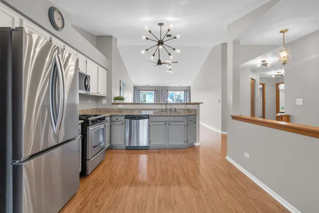 $2,500 | 239 Camel Bend Court, Unit 4, Streamwood, IL 60107