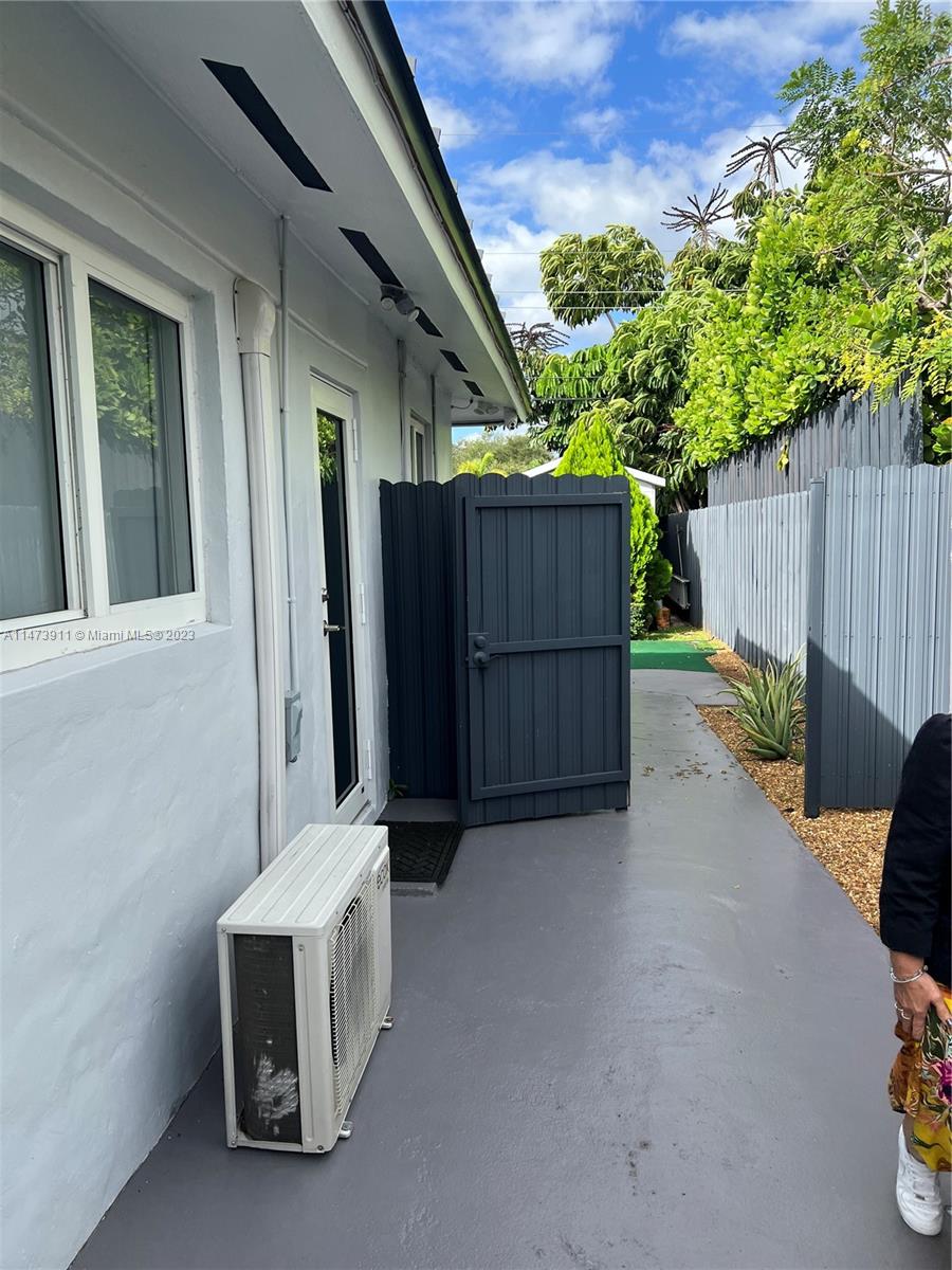 4610 Southwest 89th Place Miami, FL 33165 - Photo 34 of 52 a view of backyard with tub and wooden fence