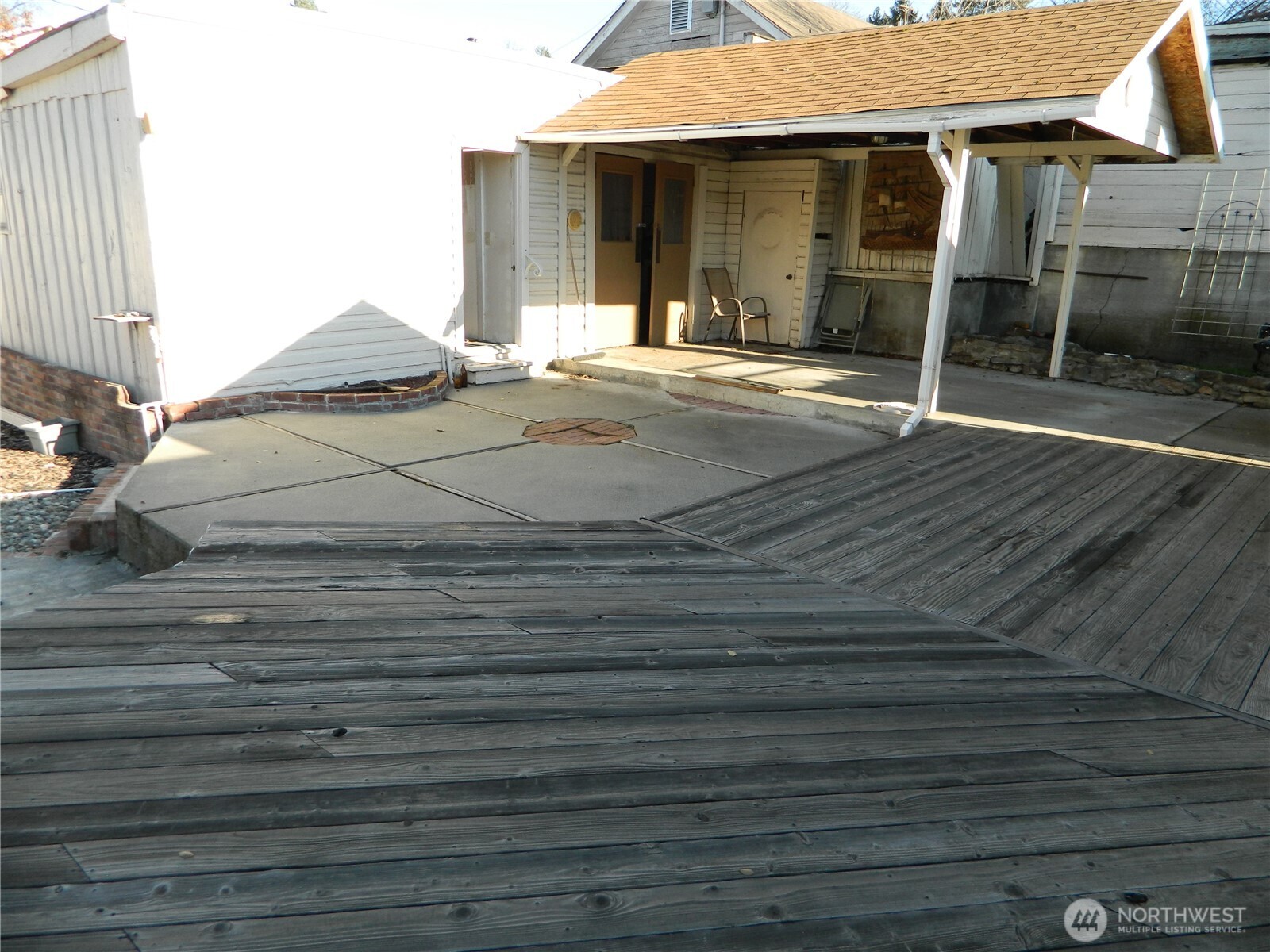 19 3rd Street Tonasket, WA 98855 - Photo 6 of 21 a backyard of a house