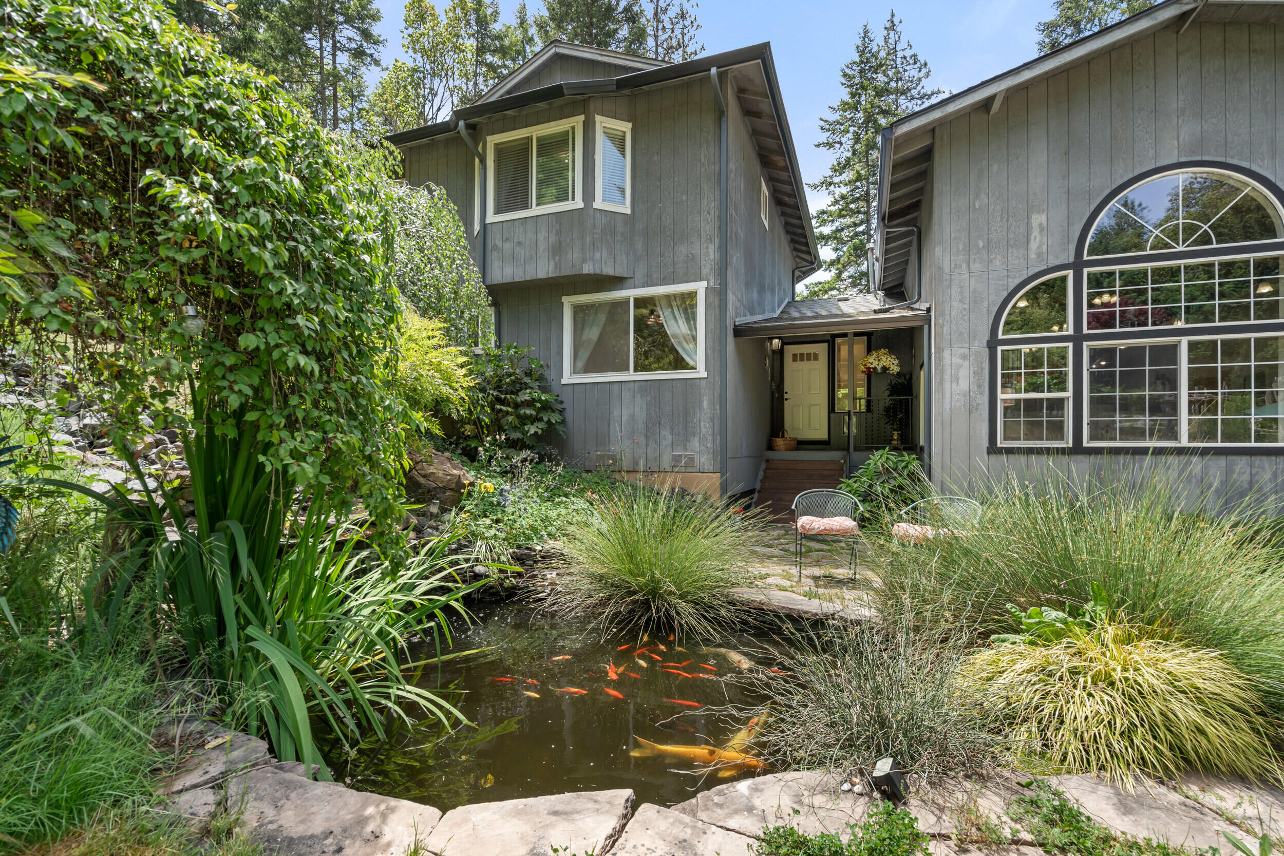 3268 Humbug Creek Road Jacksonville, OR 97530 - Photo 6 of 36 a front view of a house with garden