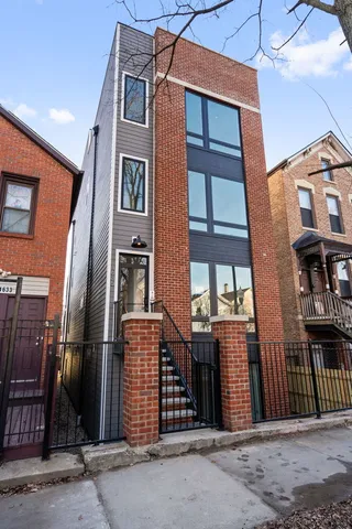 $2,855 | 1635 West 21st Place, Unit 2, Chicago, IL 60608