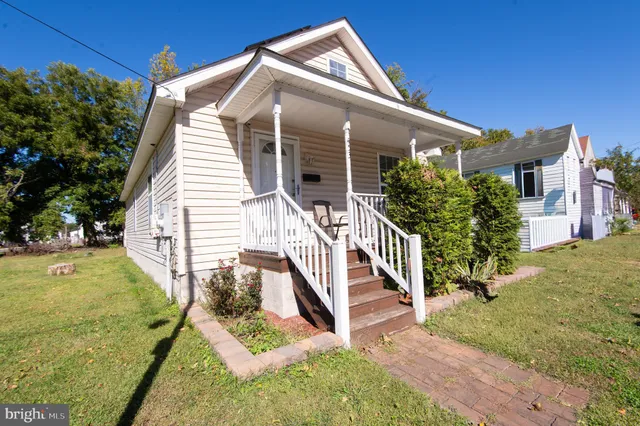 a view of a house with a yard and garage