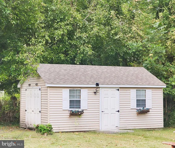 a view of house with backyard
