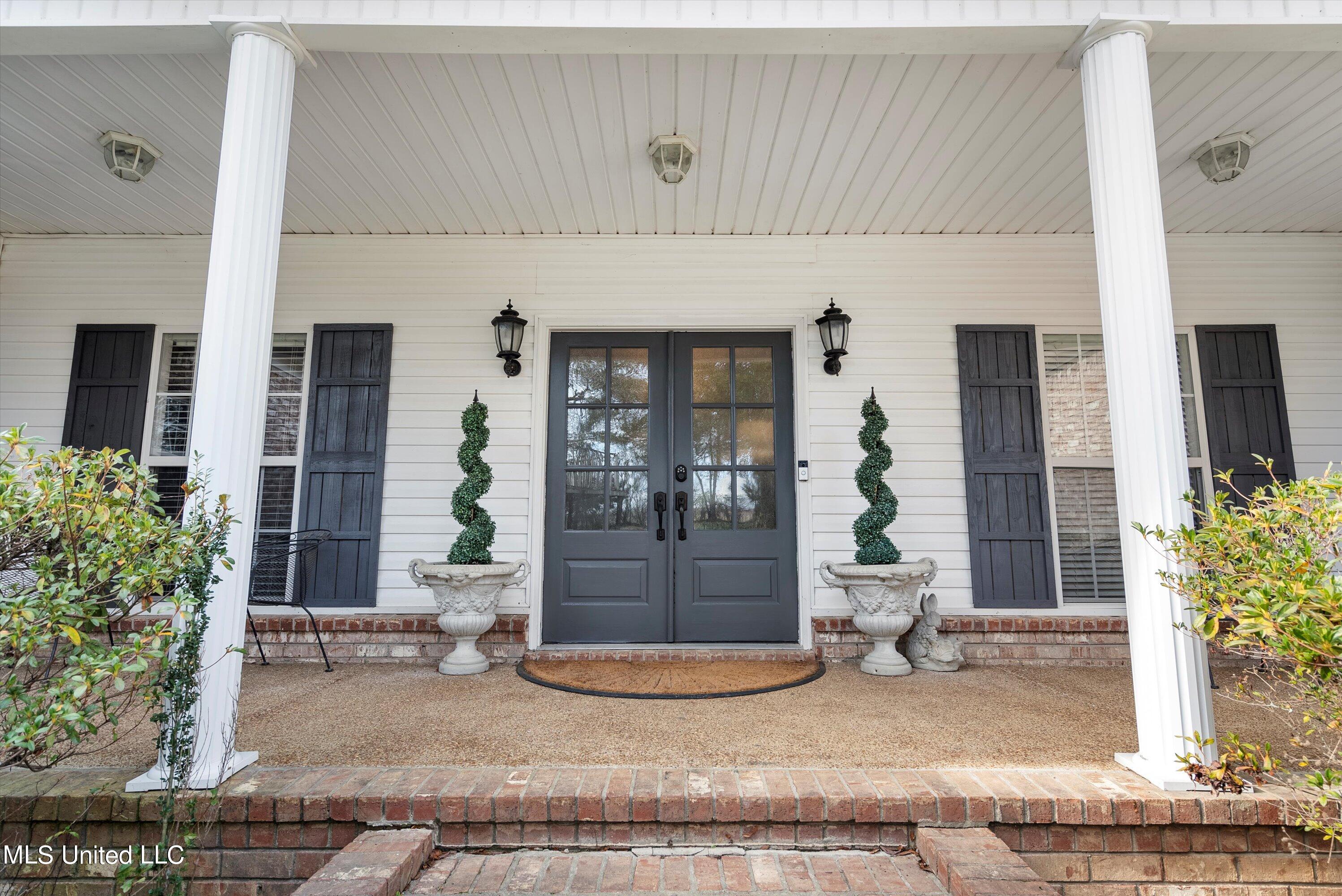 195 Red Banks Road South Byhalia, MS 38611 - Photo 2 of 53 02-Front Porch
