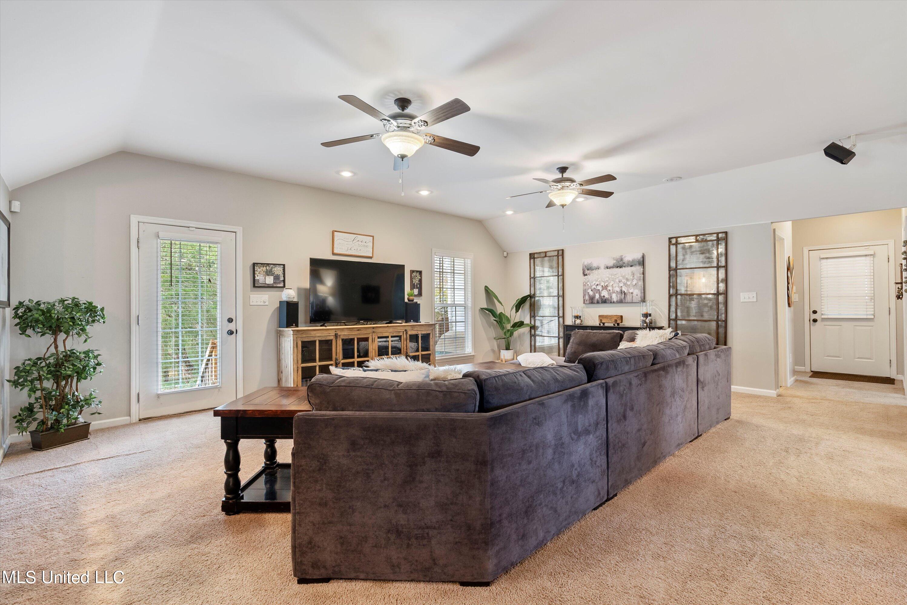 195 Red Banks Road South Byhalia, MS 38611 - Photo 8 of 53 08-Great Room