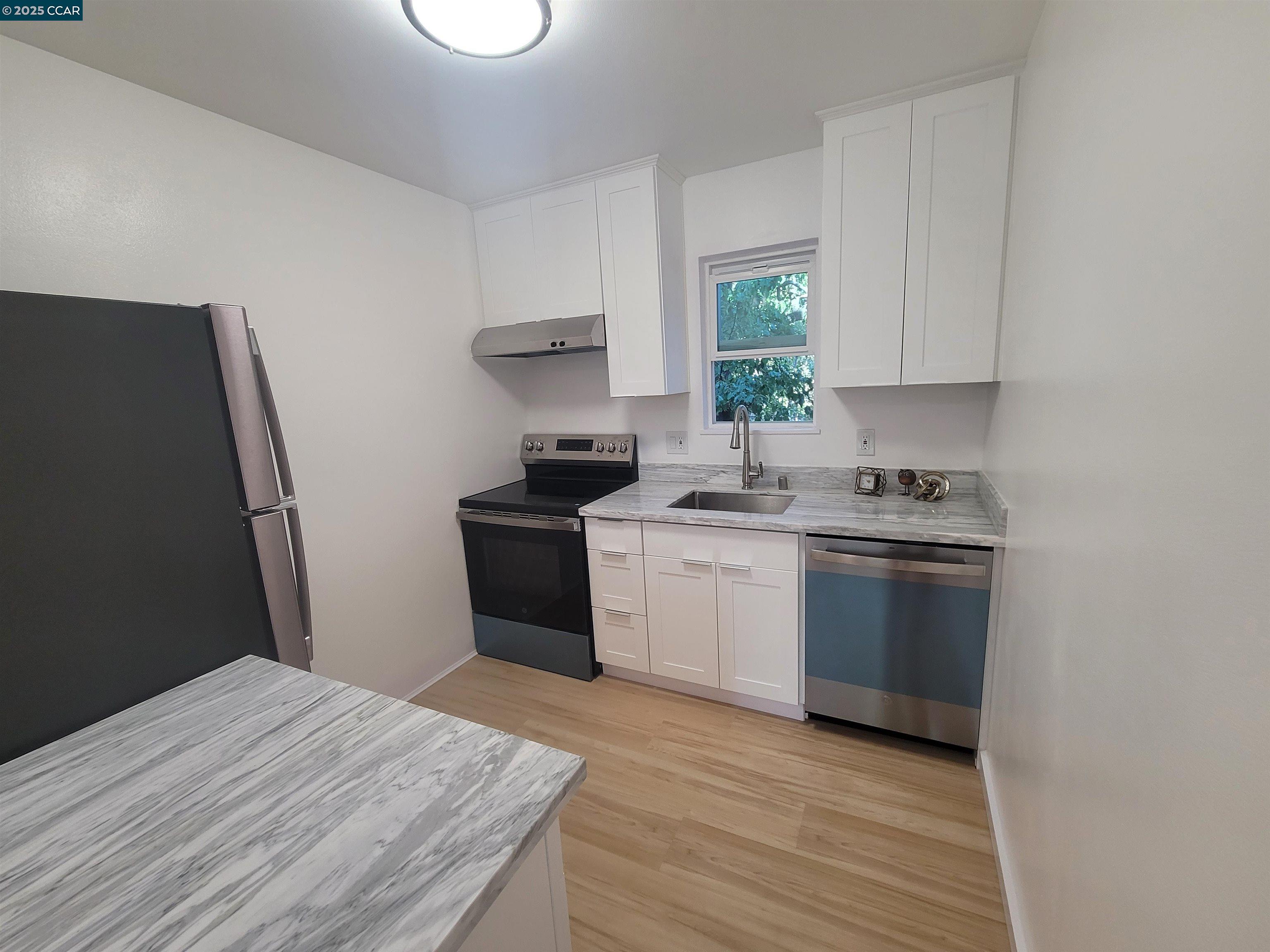 375 Camelback Road, Unit 23 Pleasant Hill, CA 94523 - Photo 31 of 42 a kitchen with a sink stove and refrigerator