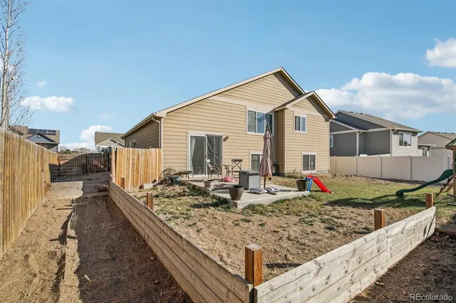 a view of a house with backyard