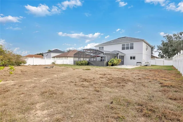 a view of a back yard