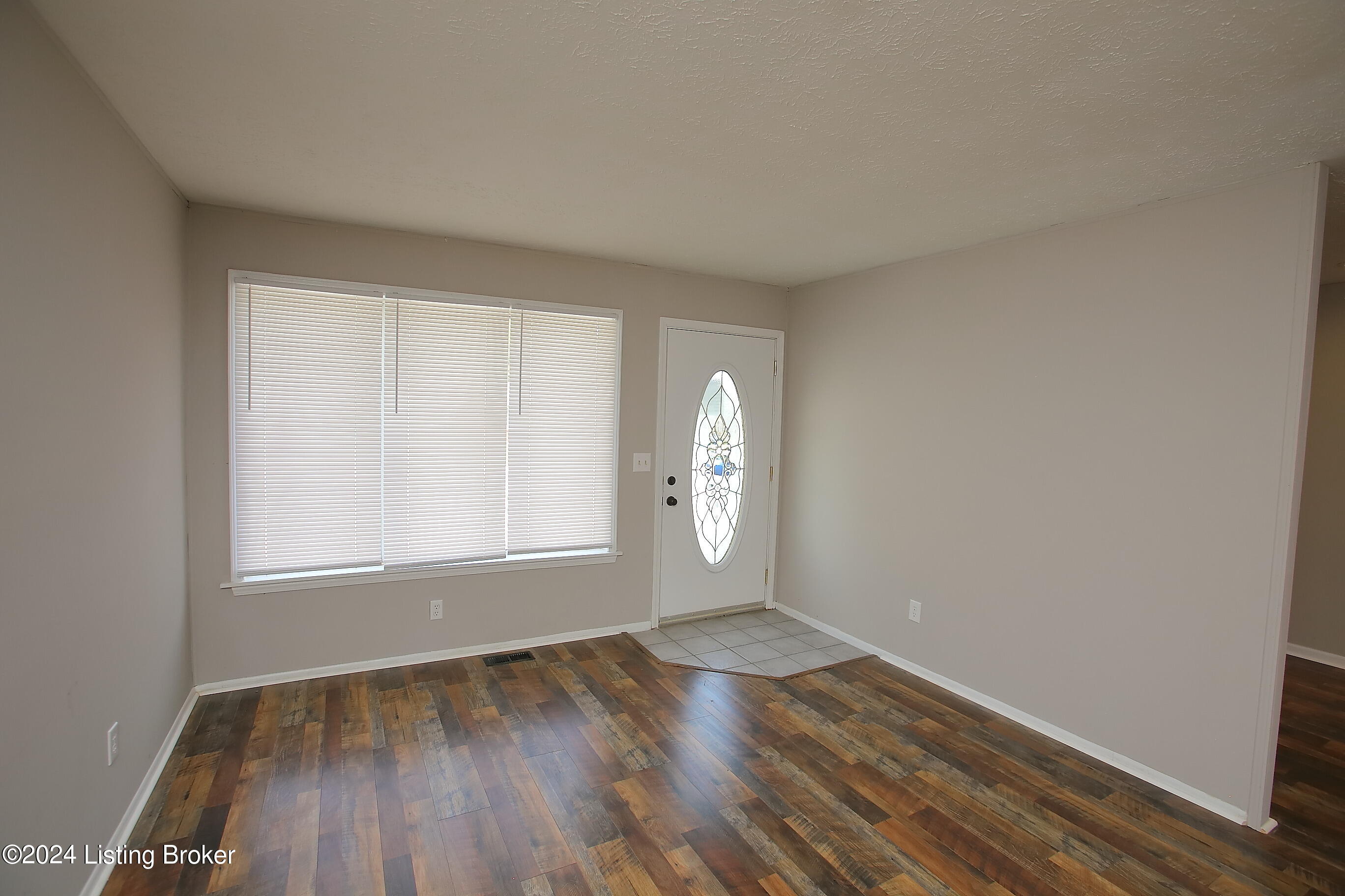 123 Clover Road Louisville, KY 40229 - Photo 7 of 43 Living Room