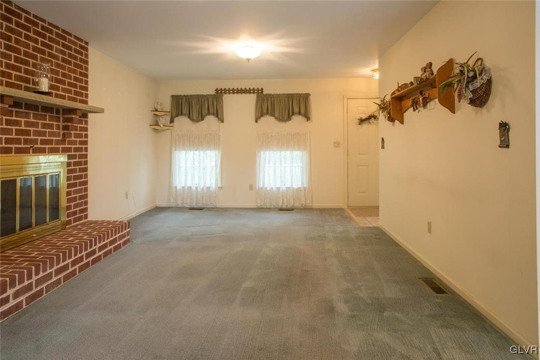 925 Meco Road Easton, PA 18040 - Photo 8 of 36 Living room